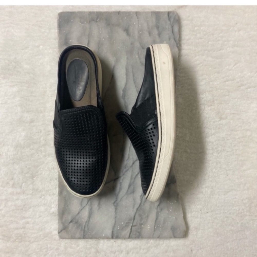 Earth Slip On Flats Mules Size 6.5 Black Leather